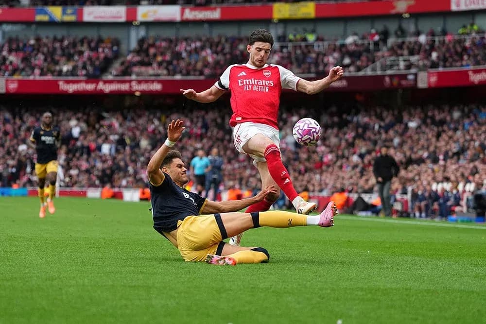 Игроки Арсенала и Уэст Хэма на поле
