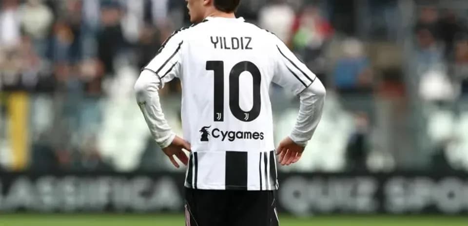 Игрок с номером 10 и фамилией YILDIZ на поле