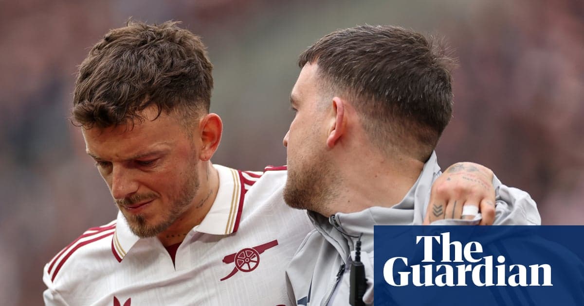 Игроки Arsenal обсуждают ситуацию на поле