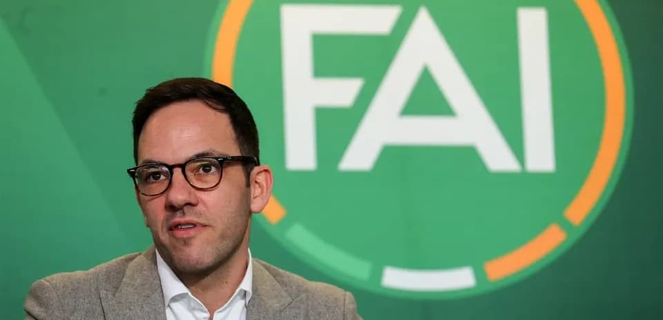 Человек на фоне логотипа FAI во время пресс-конференции