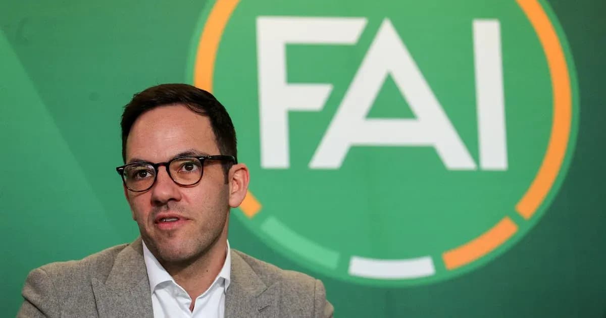 Человек на фоне логотипа FAI во время пресс-конференции