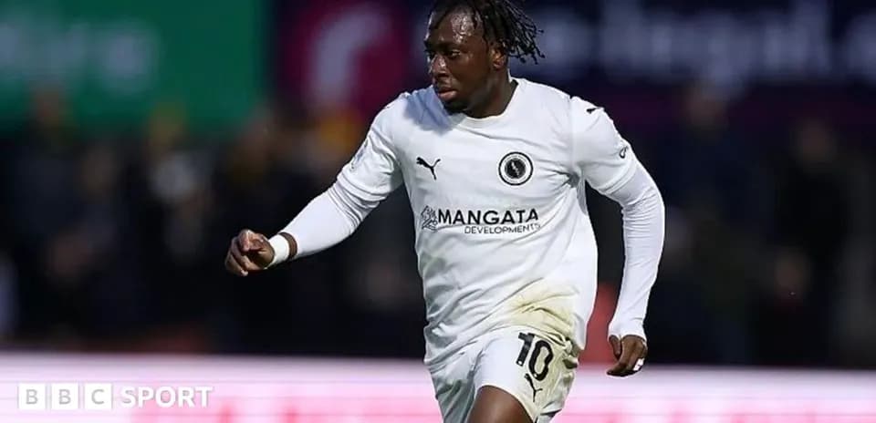 Игрок в белой форме празднует гол на поле