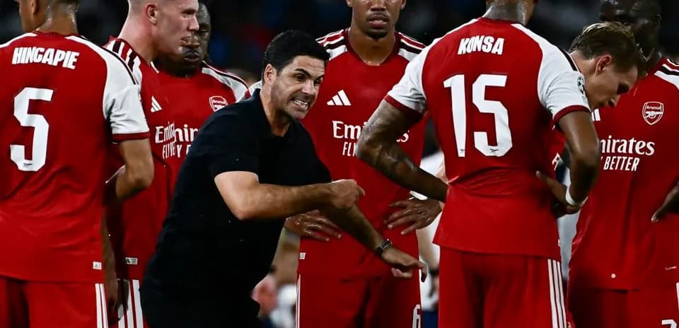 Тренер объясняет тактику команде Arsenal во время перерыва