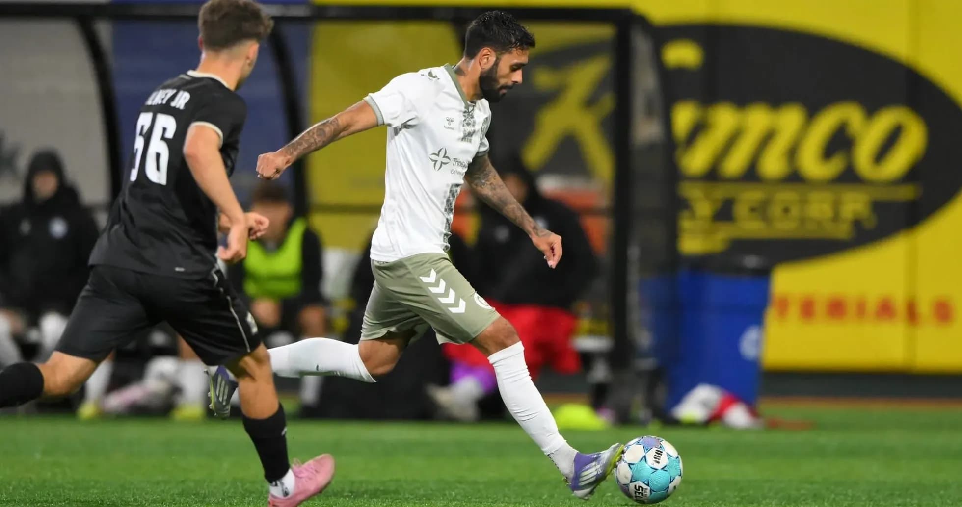 Игрок NY Cosmos с мячом против Hartford Athletic
