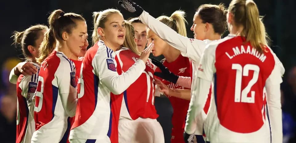 Игроки Арсенала отмечают гол на поле