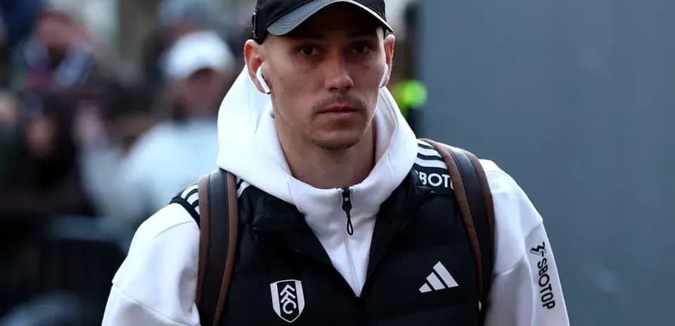 Игрок в спортивной одежде идет по улице