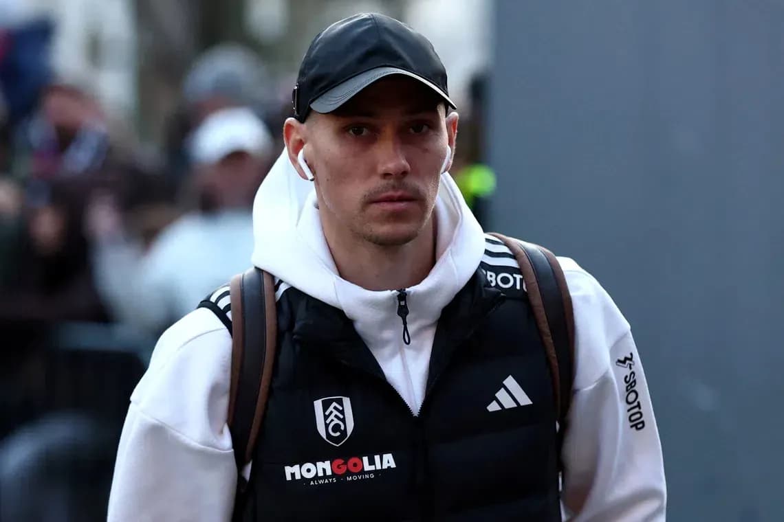Игрок в спортивной одежде идет по улице