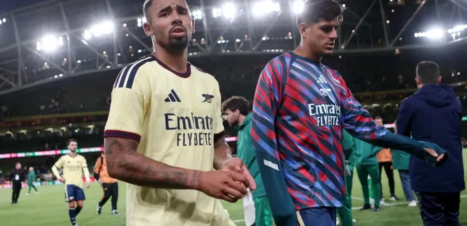 Игроки Arsenal покидают поле после матча