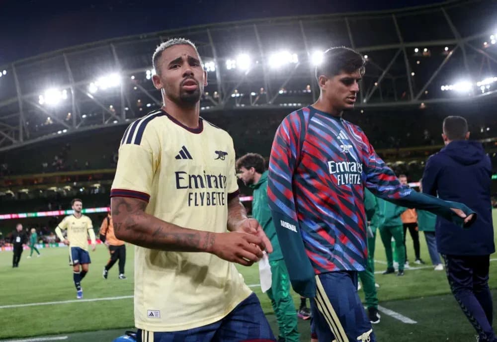 Игроки Arsenal покидают поле после матча