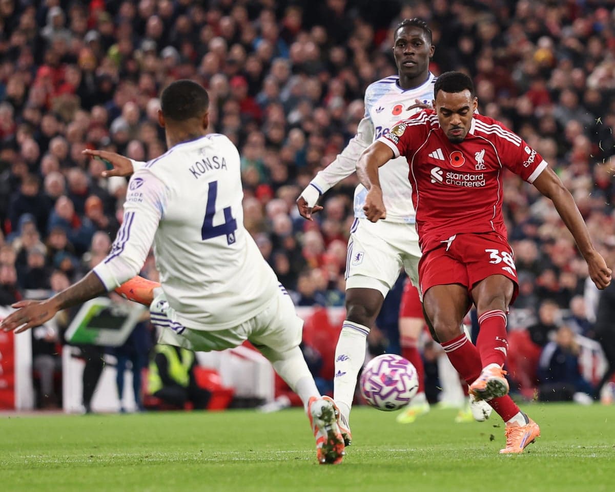Игроки Aston Villa и Liverpool в борьбе за мяч