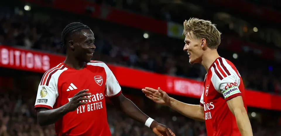 Игроки Arsenal празднуют гол на стадионе