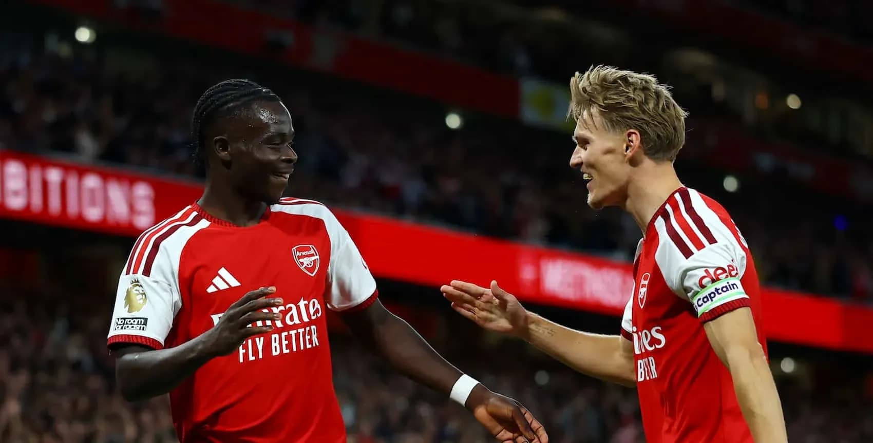 Игроки Arsenal празднуют гол на стадионе