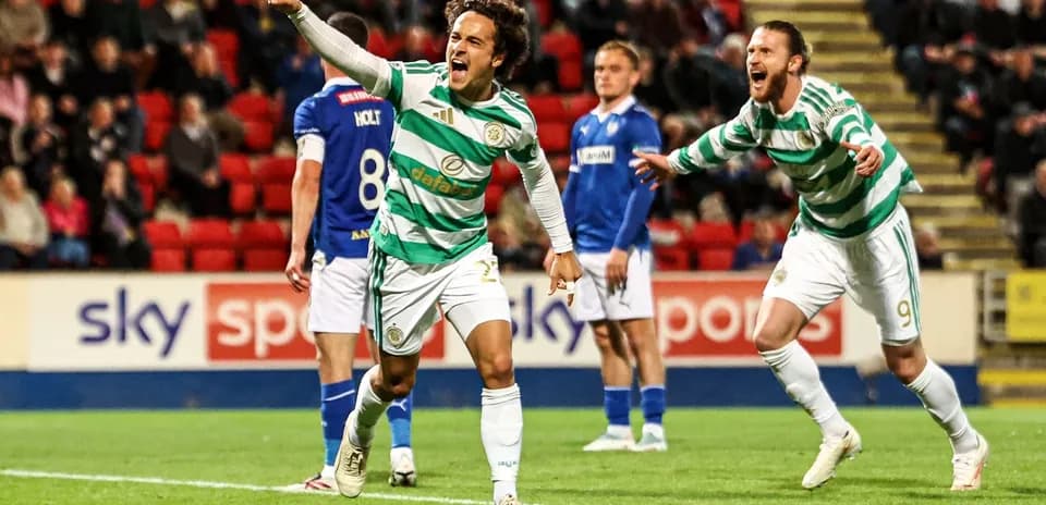 Игроки Celtic празднуют гол на поле