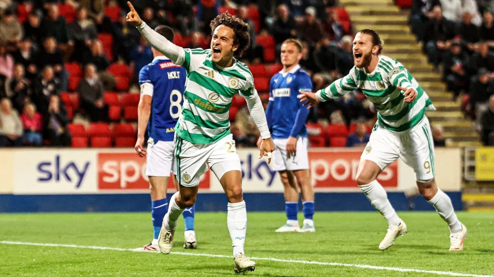 Игроки Celtic празднуют гол на поле