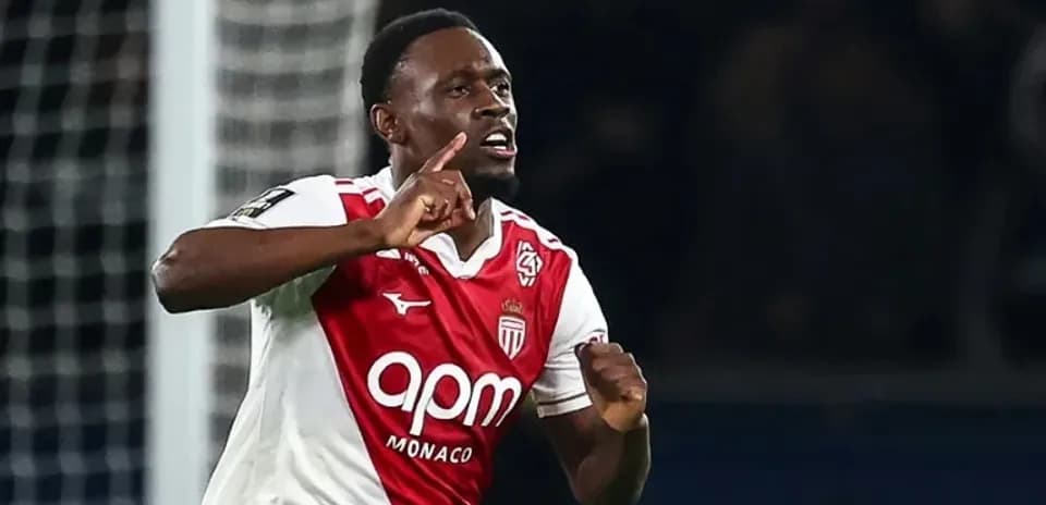 Игрок AS Monaco празднует гол на поле