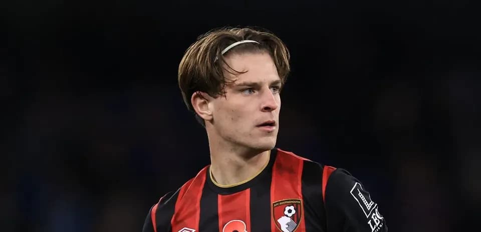 Игрок AFC Bournemouth в форме с номером 8