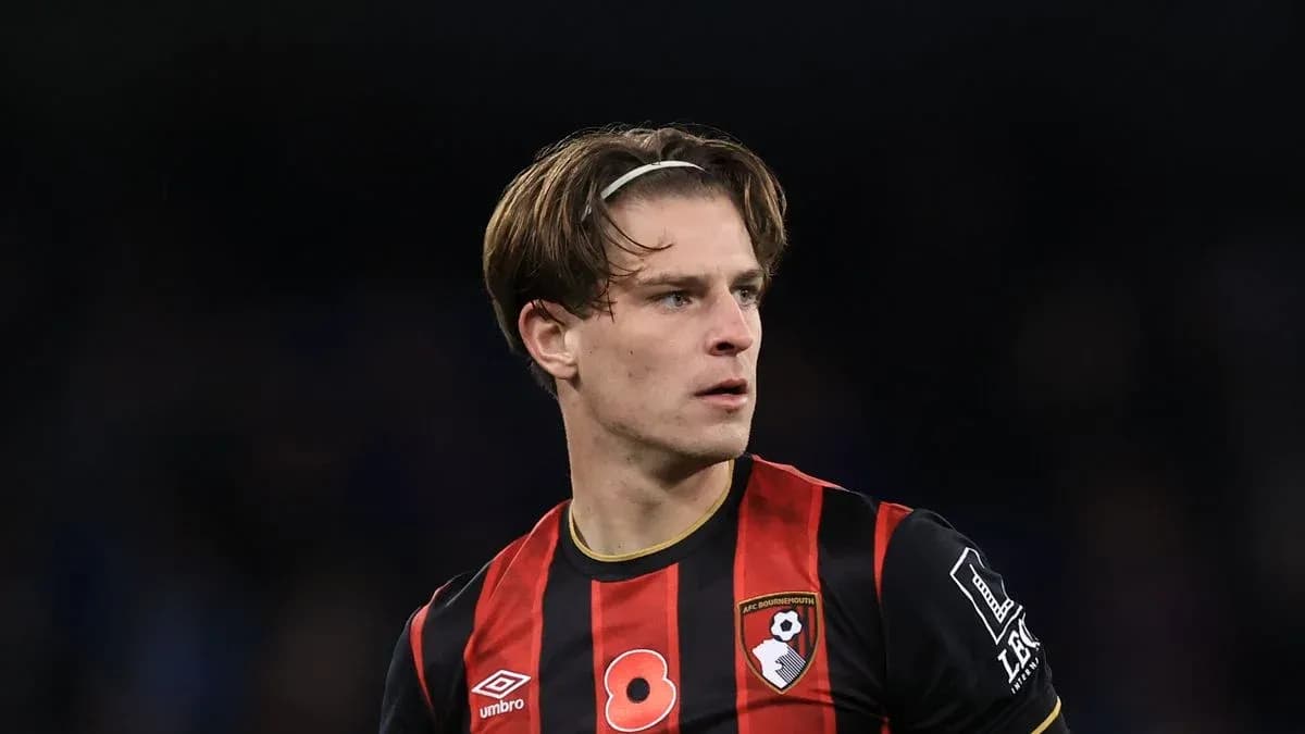Игрок AFC Bournemouth в форме с номером 8