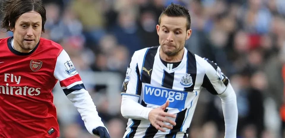 Игроки Arsenal и Newcastle в борьбе за мяч
