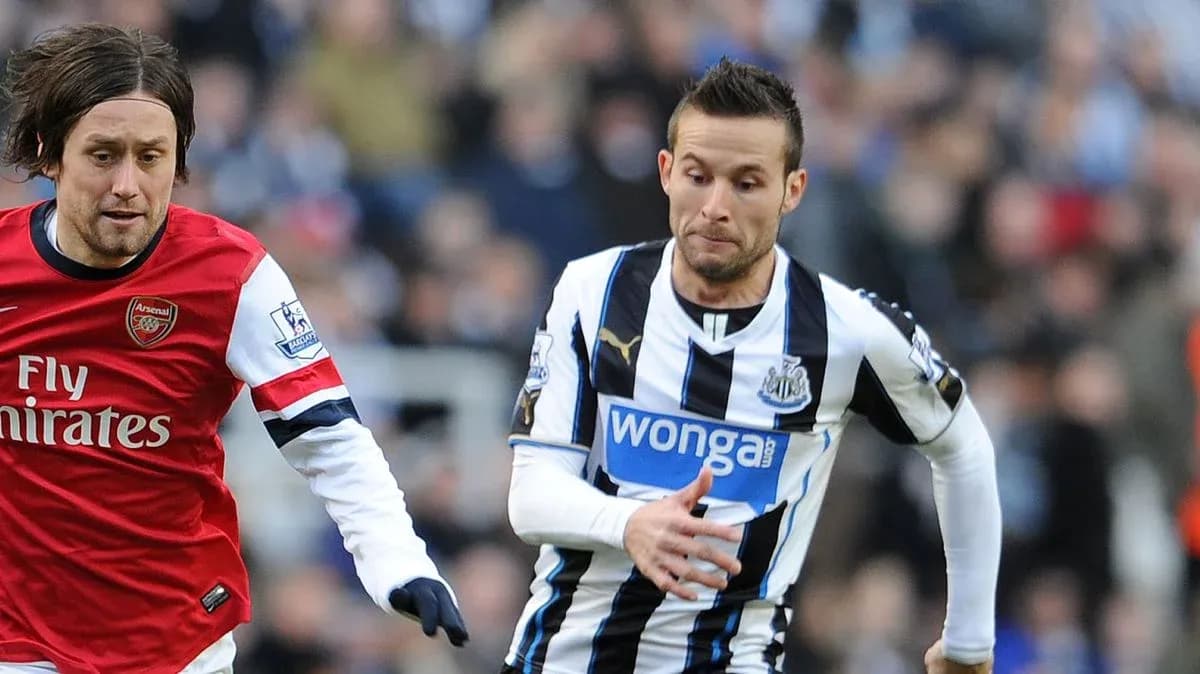 Игроки Arsenal и Newcastle в борьбе за мяч