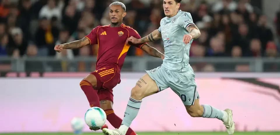 Игроки AS Roma и Lazio борются за мяч