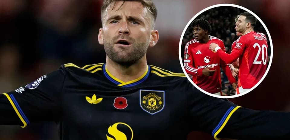 Игрок Manchester United на поле, другие игроки в круге