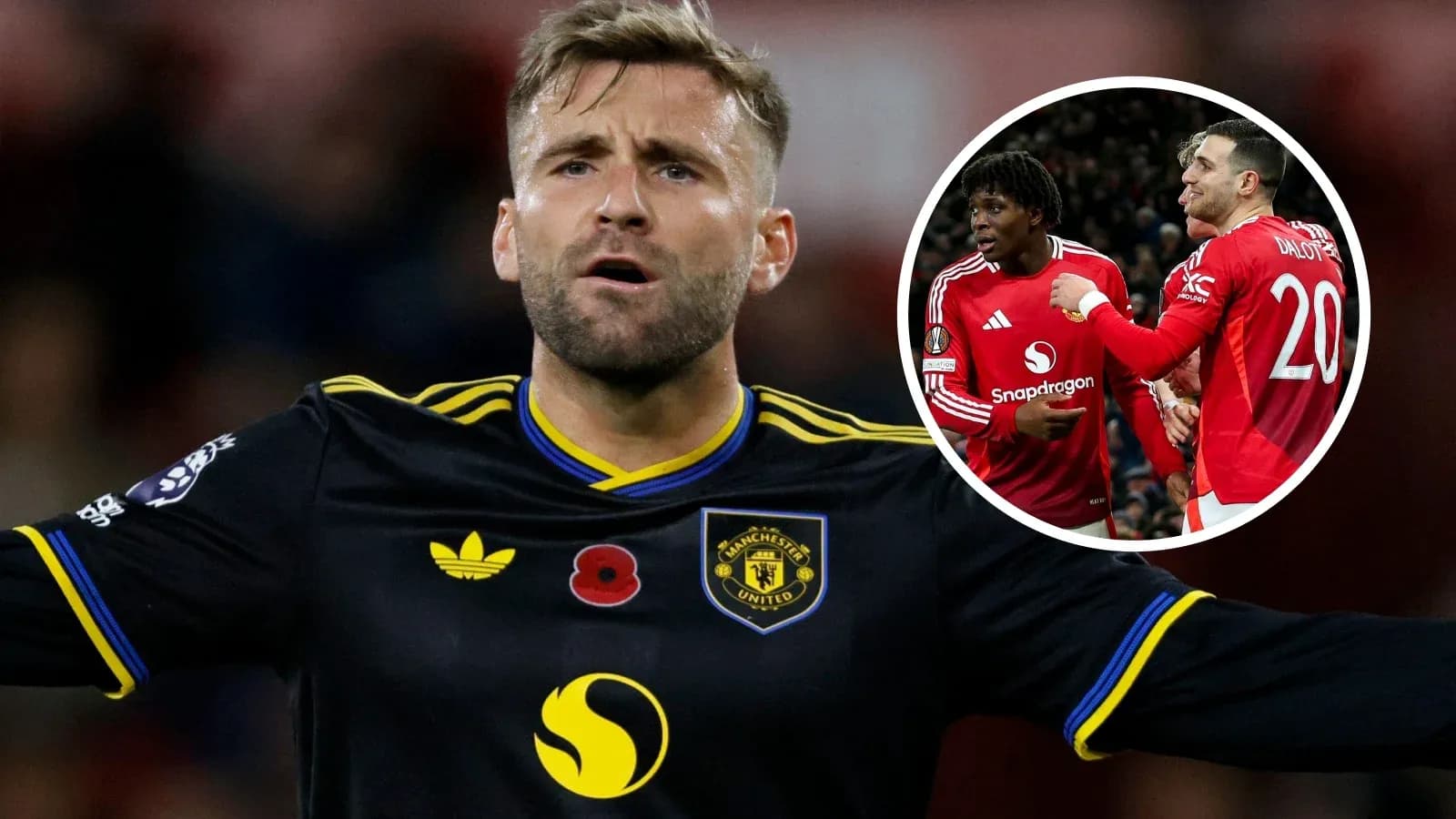 Игрок Manchester United на поле, другие игроки в круге