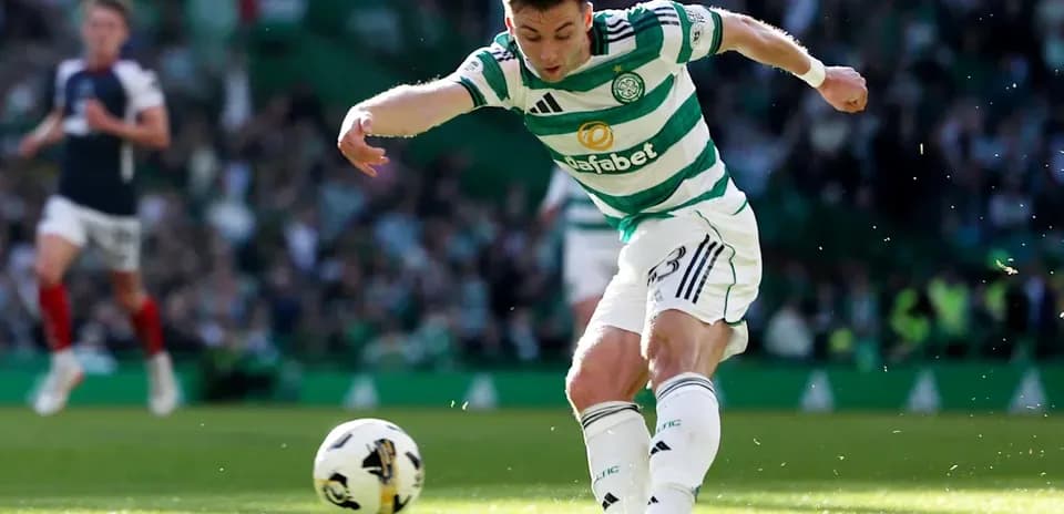 Игрок Celtic бьет по мячу на поле