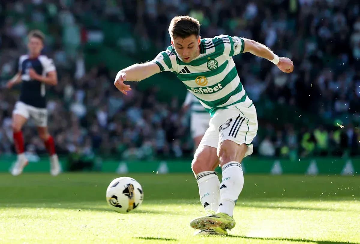 Игрок Celtic бьет по мячу на поле