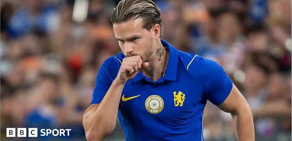 Игрок в синей форме Chelsea на поле