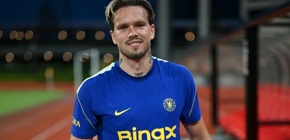 Футболист в синей форме Chelsea на стадионе