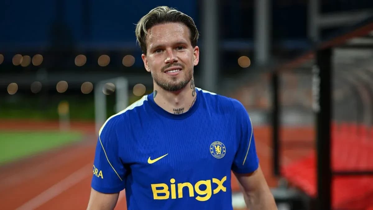 Футболист в синей форме Chelsea на стадионе