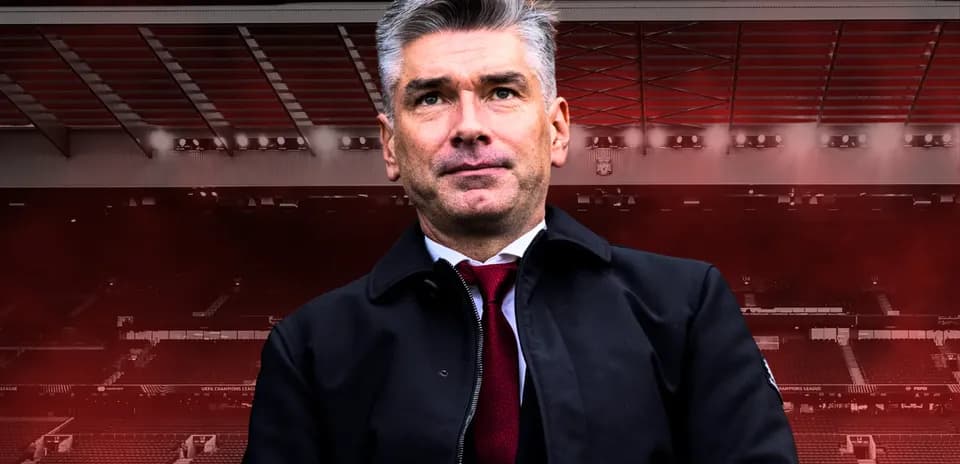 Тренер на стадионе перед матчем