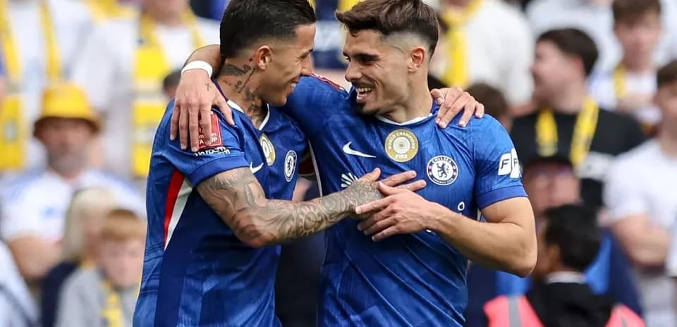 Два игрока Chelsea празднуют гол на стадионе