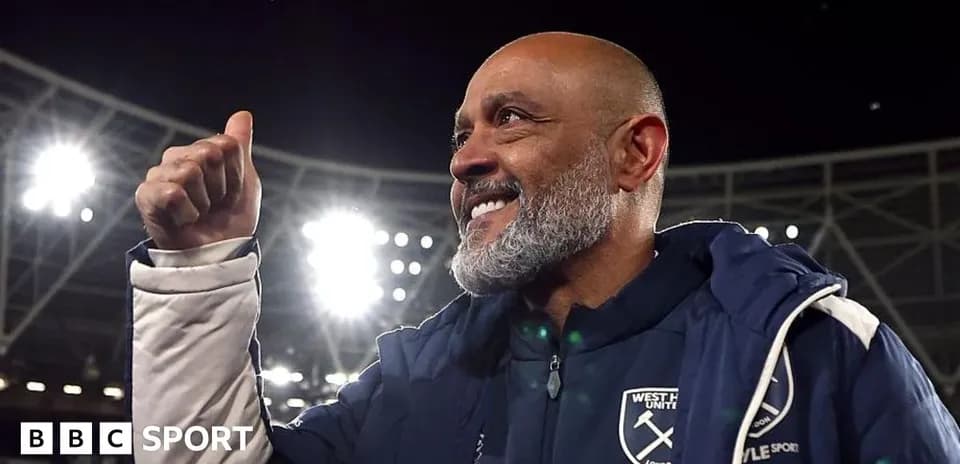 Тренер West Ham United поднимает большой палец после матча