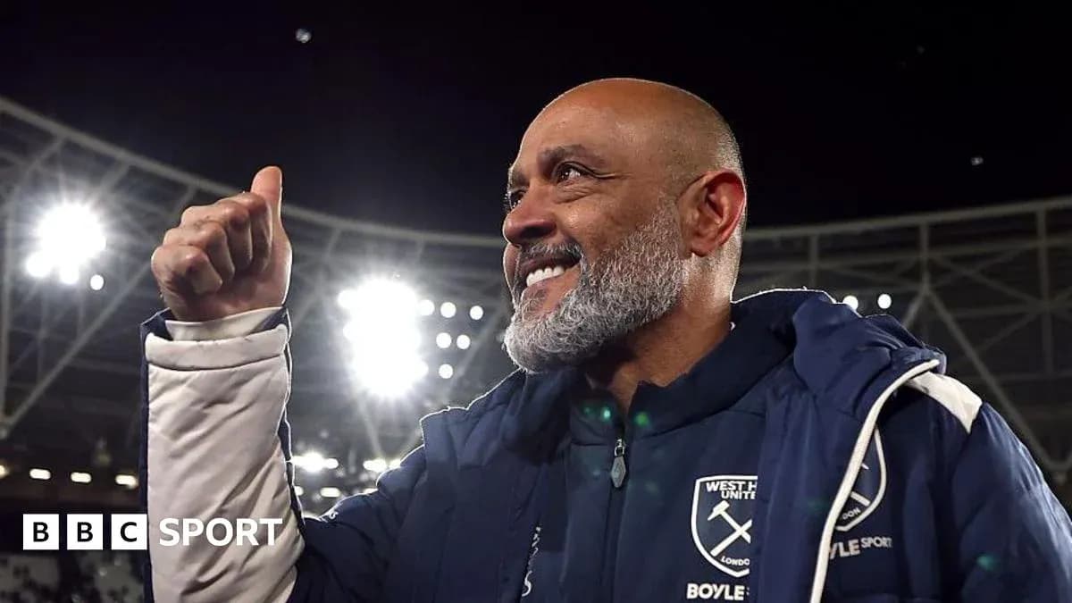 Тренер West Ham United поднимает большой палец после матча
