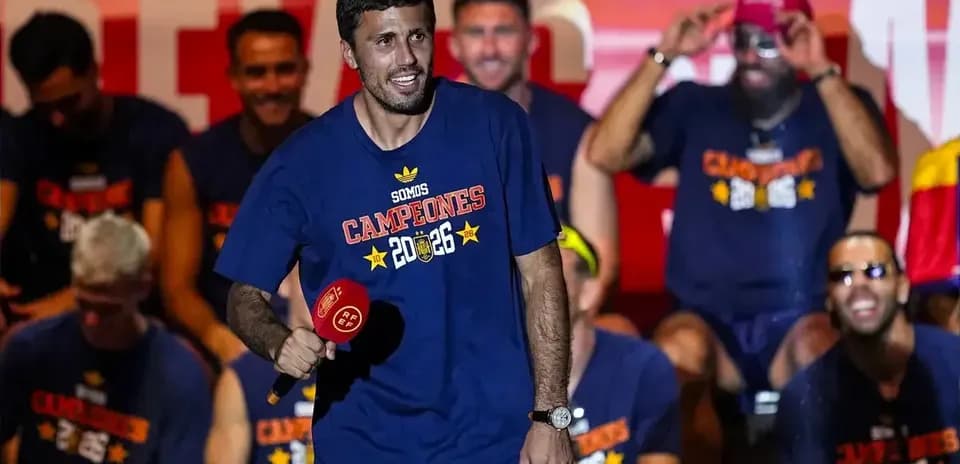 Игроки на сцене празднуют победу в чемпионате