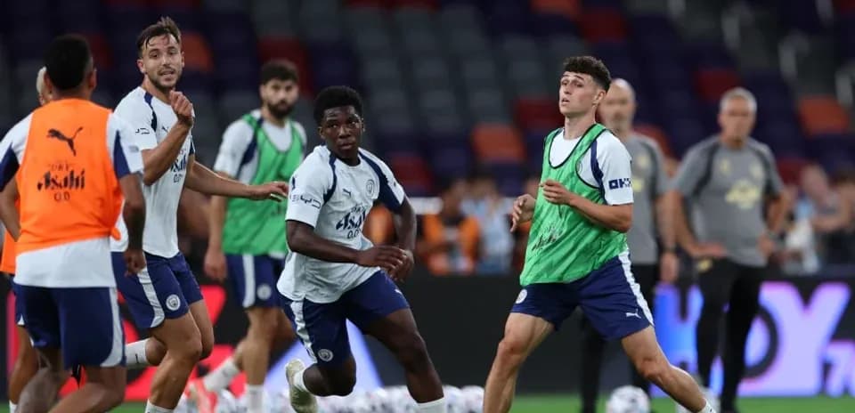 Игроки Manchester City на тренировке с мячом