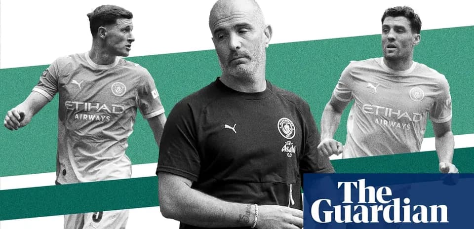 Тренер и игроки Manchester City на фоне