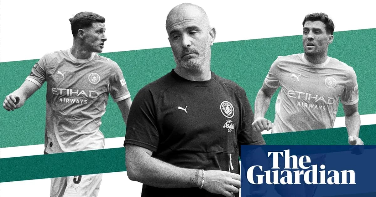 Тренер и игроки Manchester City на фоне