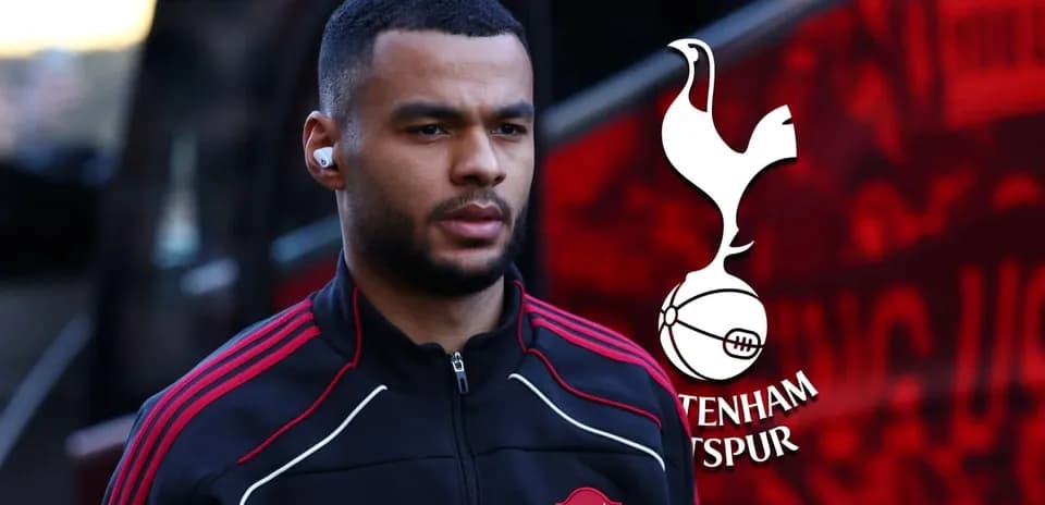 Игрок команды Liverpool подходит к автобусу клуба