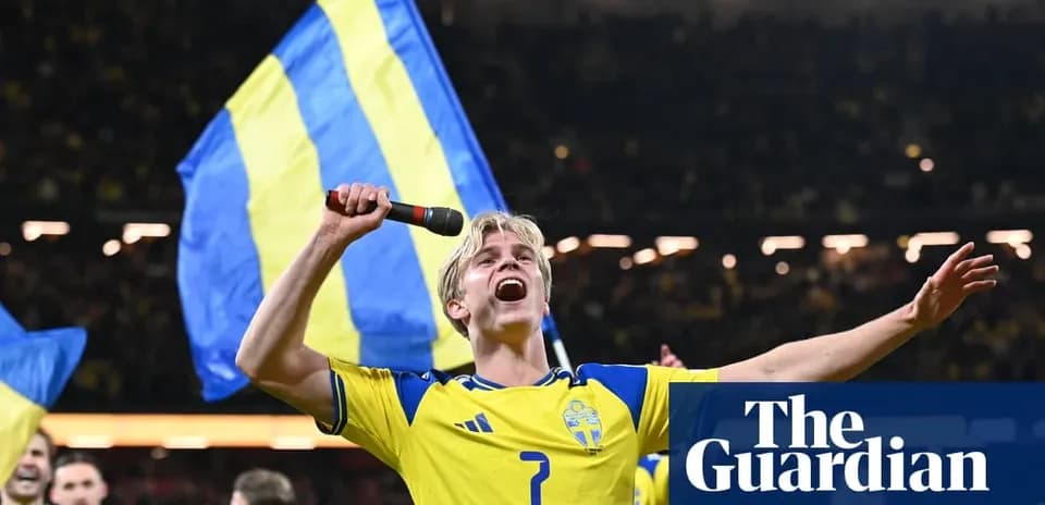 Игрок Швеции с флагом на стадионе