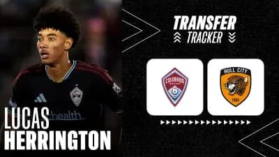 Игрок в форме Colorado Rapids на фоне логотипов клубов