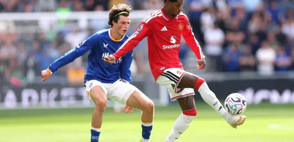 Игрок Manchester United контролирует мяч во время матча