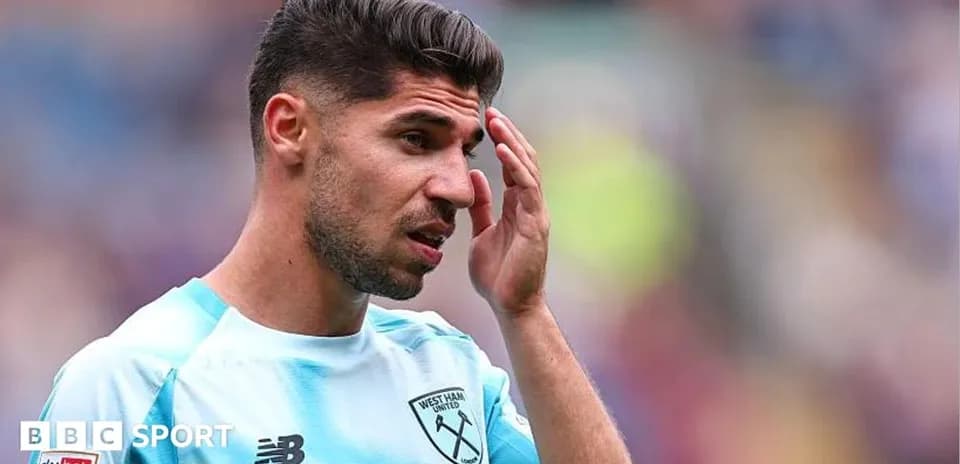 Игрок West Ham United в форме во время матча