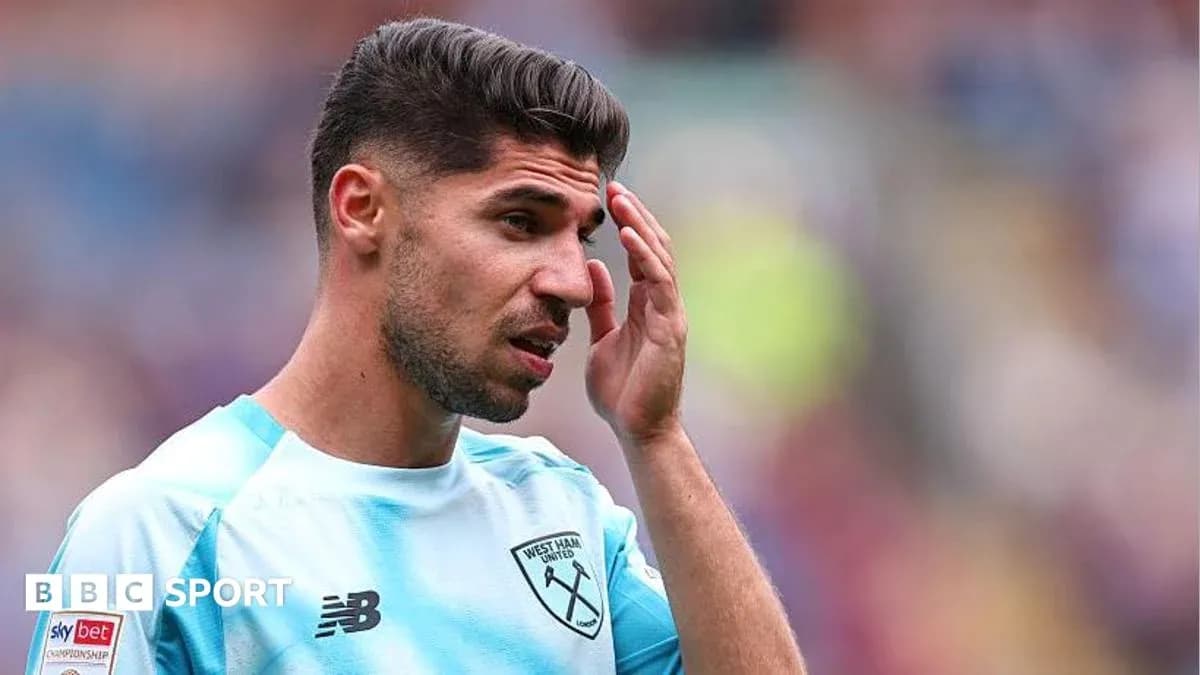 Игрок West Ham United в форме во время матча