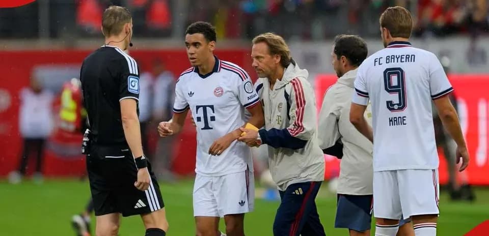 Игроки Bayern Munich взаимодействуют с арбитром на поле