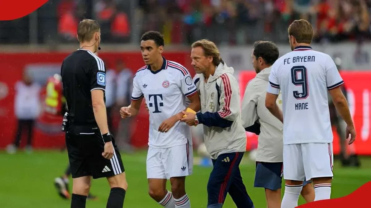 Игроки Bayern Munich взаимодействуют с арбитром на поле
