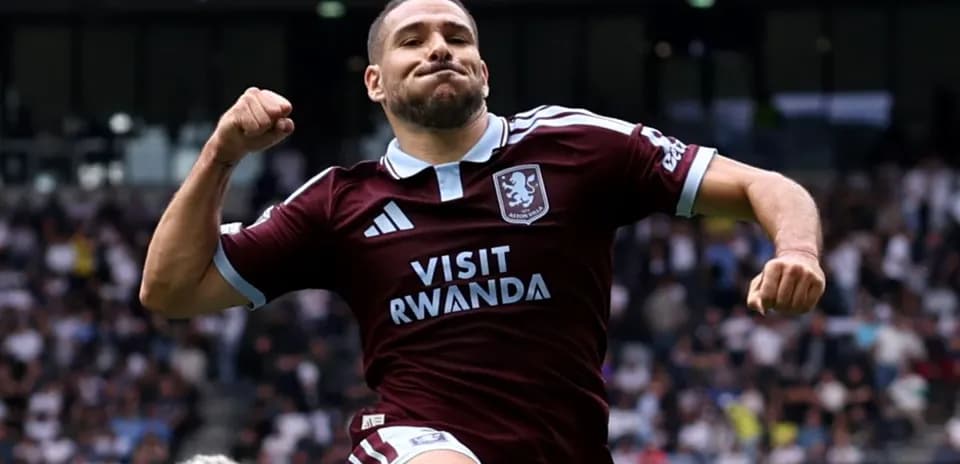 Игрок Aston Villa празднует гол на поле