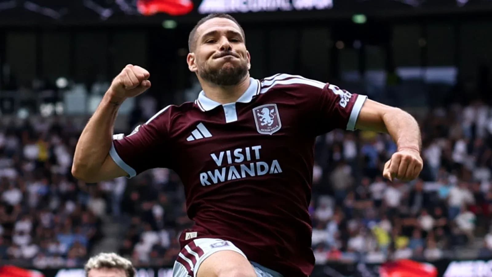 Игрок Aston Villa празднует гол на поле
