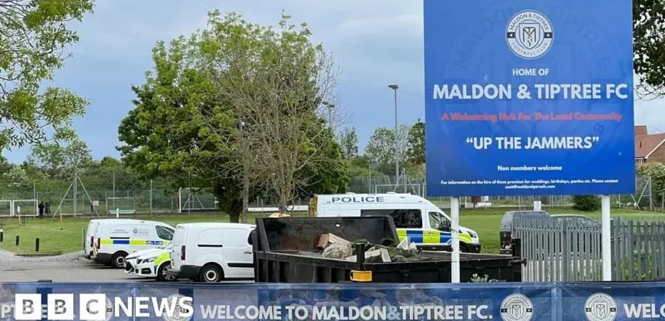 Знак клуба Maldon & Tiptree FC на стадионе